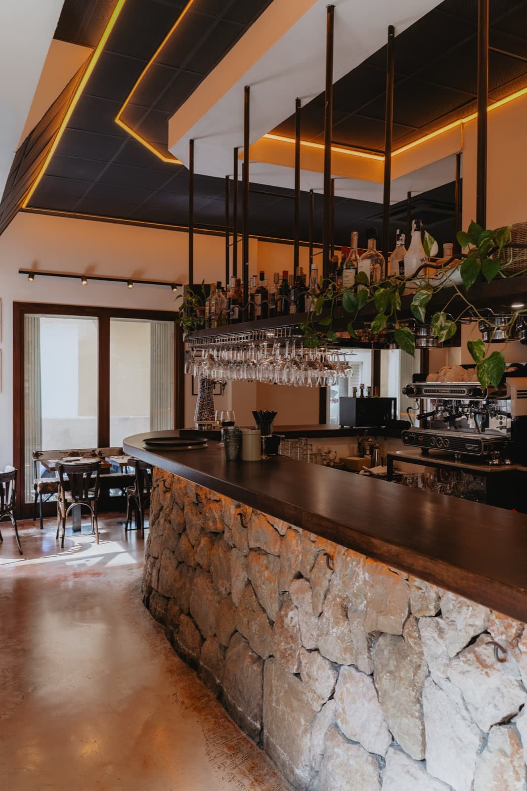 Pasta con burrata y copa de vino