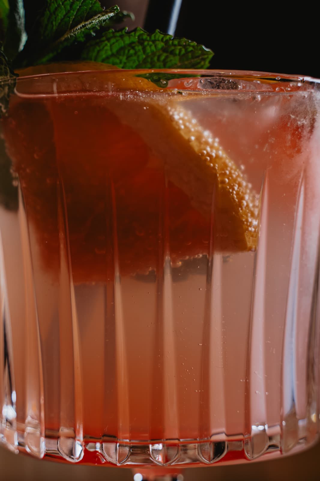 Plato gourmet con copa de vino