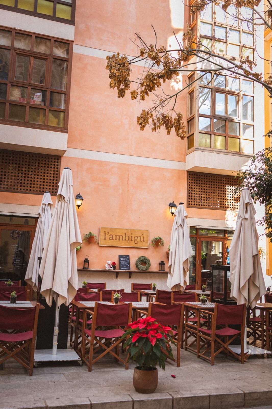 Terraza de L'Ambigú con cartel