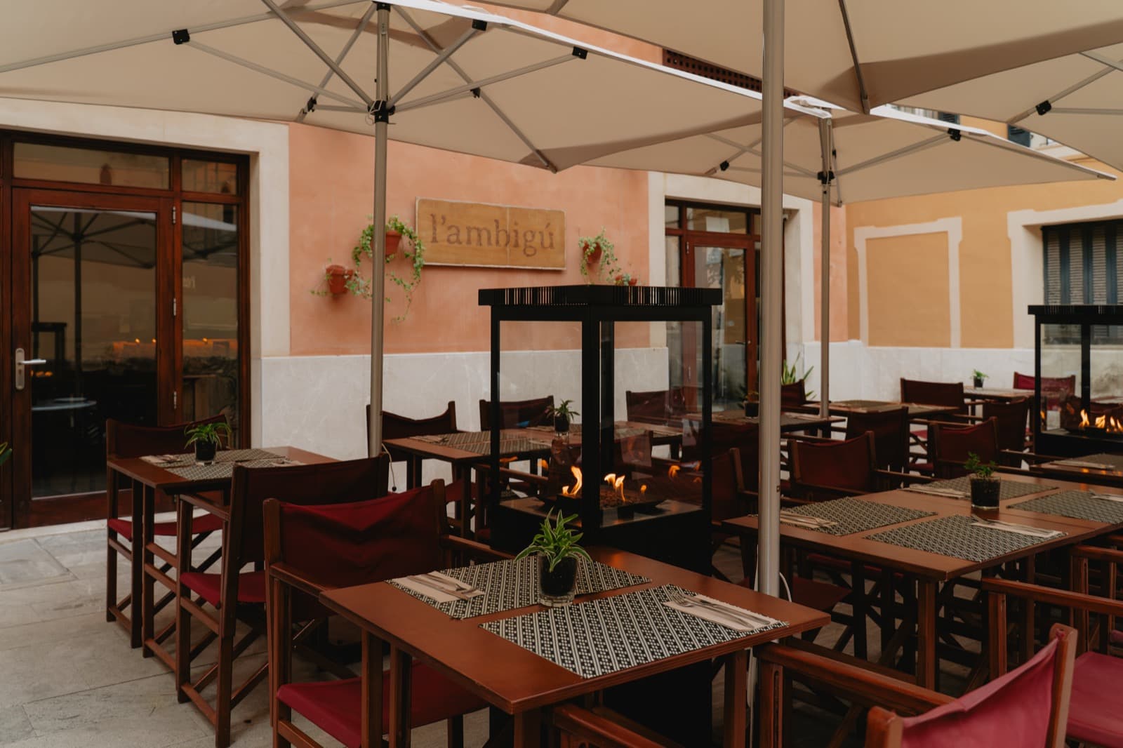 Terraza con sombrillas